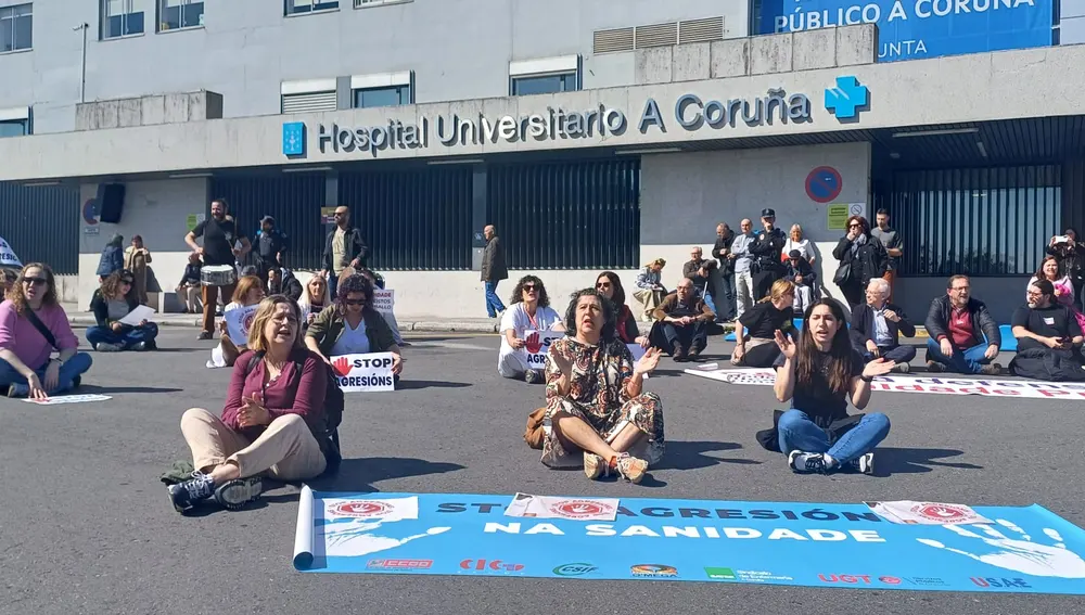 Sentada ante el CHUAC, como protesta contra la Gerencia Sentada ante el CHUAC, como protesta contra la Gerencia