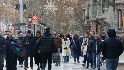 Gent passejant per Passeig de Gràcia