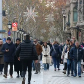 Gent passejant per Passeig de Gràcia Gent passejant per Passeig de Gràcia