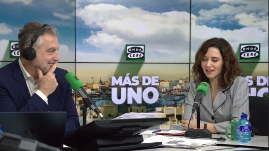 Carlos Alsina junto a Ayuso/ Rocío Marqués