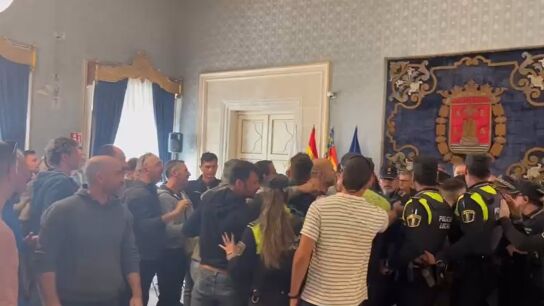 La Polic&iacute;a Local frena el intento de los bomberos de entrar al sal&oacute;n de sesiones