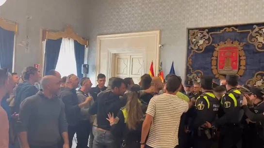 La Policía Local frena el intento de los bomberos de entrar al salón de sesiones La Policía Local frena el intento de los bomberos de entrar al salón de sesiones
