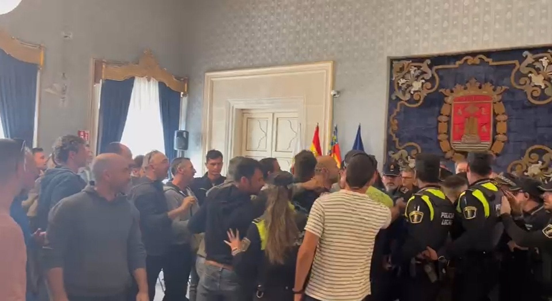 Bomberos de Alicante irrumpen en el pleno para protestar por sus condiciones laborales Bomberos de Alicante irrumpen en el pleno para protestar por sus condiciones laborales