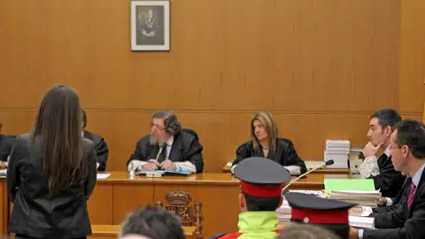 Imagen de archivo del 10/01/2012 del juicio contra María Ángeles M. F 'Angie' (de espaldas), por el asesinato de una amiga en febrero de 200 Imagen de archivo del 10/01/2012 del juicio contra María Ángeles M. F 'Angie' (de espaldas), por el asesinato de una amiga en febrero de 200