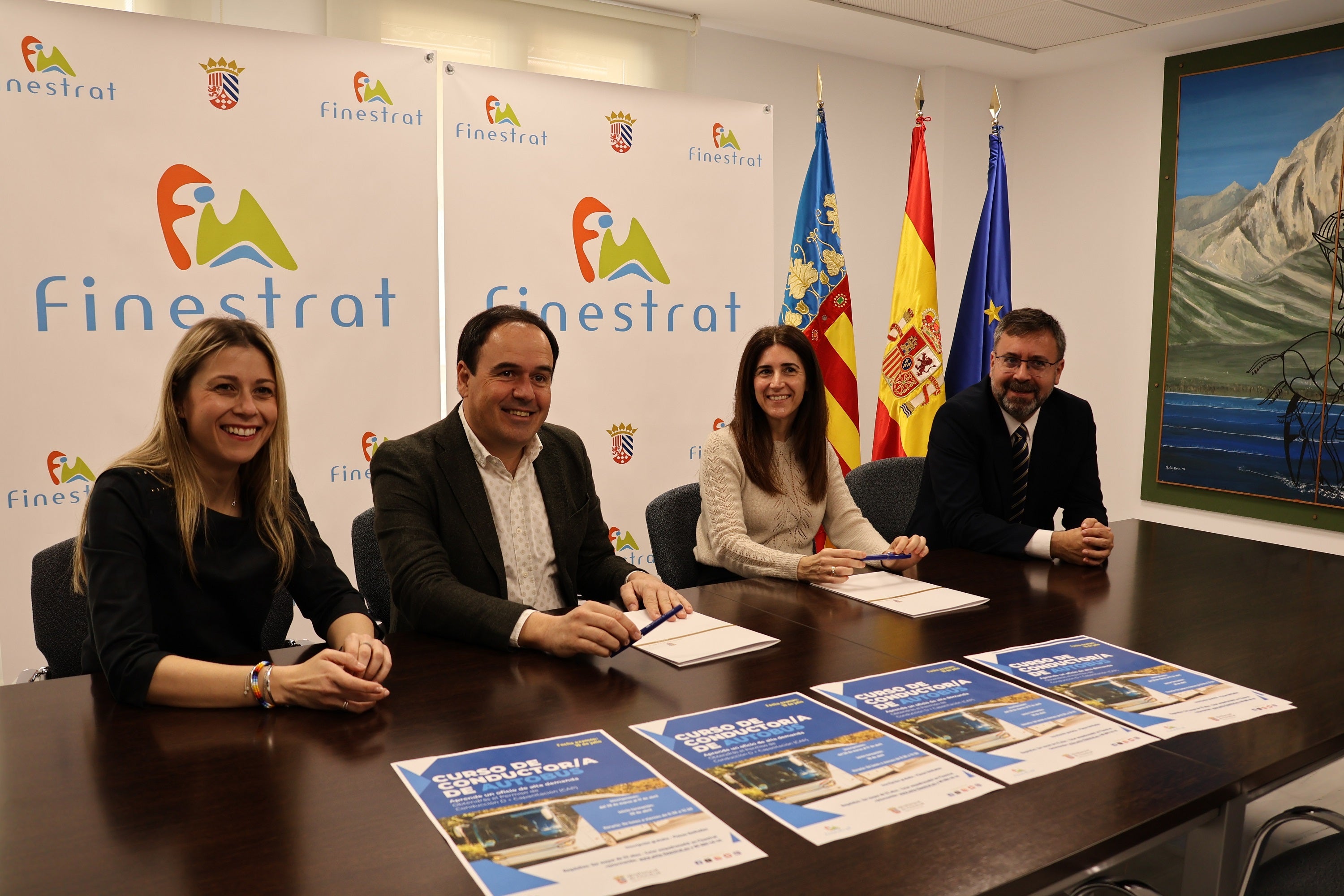 Garantía de trabajo de conductores de autobús tras su formación con el convenio firmado por Finestrat y Avanza Garantía de trabajo de conductores de autobús tras su formación con el convenio firmado por Finestrat y Avanza