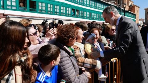 Felipe VI saludando a las personas que lo han recibido en Almagro