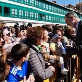 Felipe VI saludando a las personas que lo han recibido en Almagro