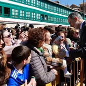 Felipe VI saludando a las personas que lo han recibido en Almagro Felipe VI saludando a las personas que lo han recibido en Almagro