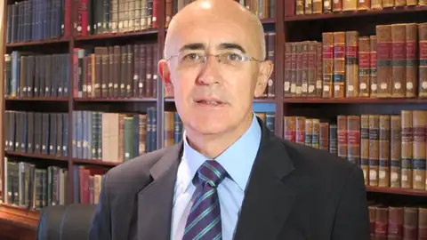 El Colegio de Médicos de Cáceres concede su Medalla de Oro a Carlos Arjona, que presidió la entidad 16 años El Colegio de Médicos de Cáceres concede su Medalla de Oro a Carlos Arjona, que presidió la entidad 16 años