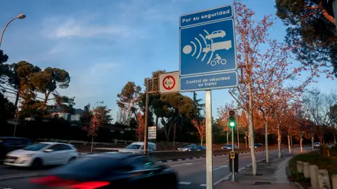 Varios coches pasan junto a una señal de radar de tramo, en la calle Sinesio Delgado, a 27 de diciembre de 2023, en Madrid (España). Los radares de tramo en dos direcciones de la calle Sinesio Delgado, en el distrito de Moncloa-Aravaca. Varios coches pasan junto a una señal de radar de tramo, en la calle Sinesio Delgado, a 27 de diciembre de 2023, en Madrid (España). Los radares de tramo en dos direcciones de la calle Sinesio Delgado, en el distrito de Moncloa-Aravaca.