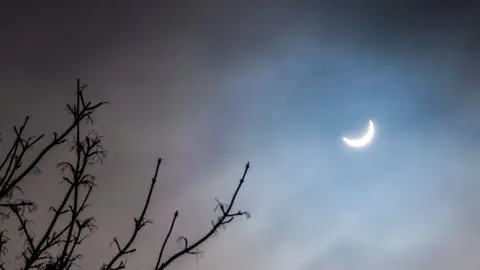 Imagen de un eclipse lunar parcial durante el día. Imagen de un eclipse lunar parcial durante el día.