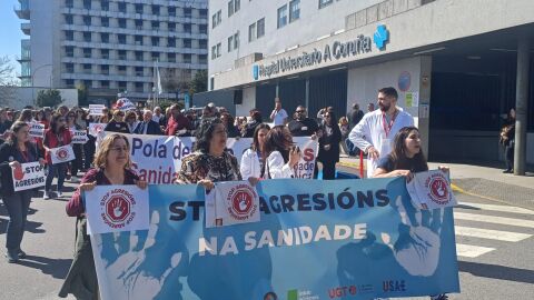 Protestas ante el CHUAC por la falta de protocolos de seguridad Protestas ante el CHUAC por la falta de protocolos de seguridad