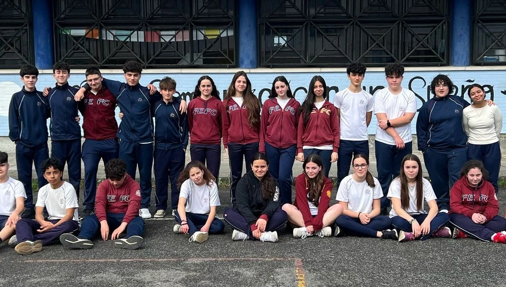 El grupo de alumnos del Santo Domingo de Navia que viajaran a Umbralejo. El grupo de alumnos del Santo Domingo de Navia que viajaran a Umbralejo.