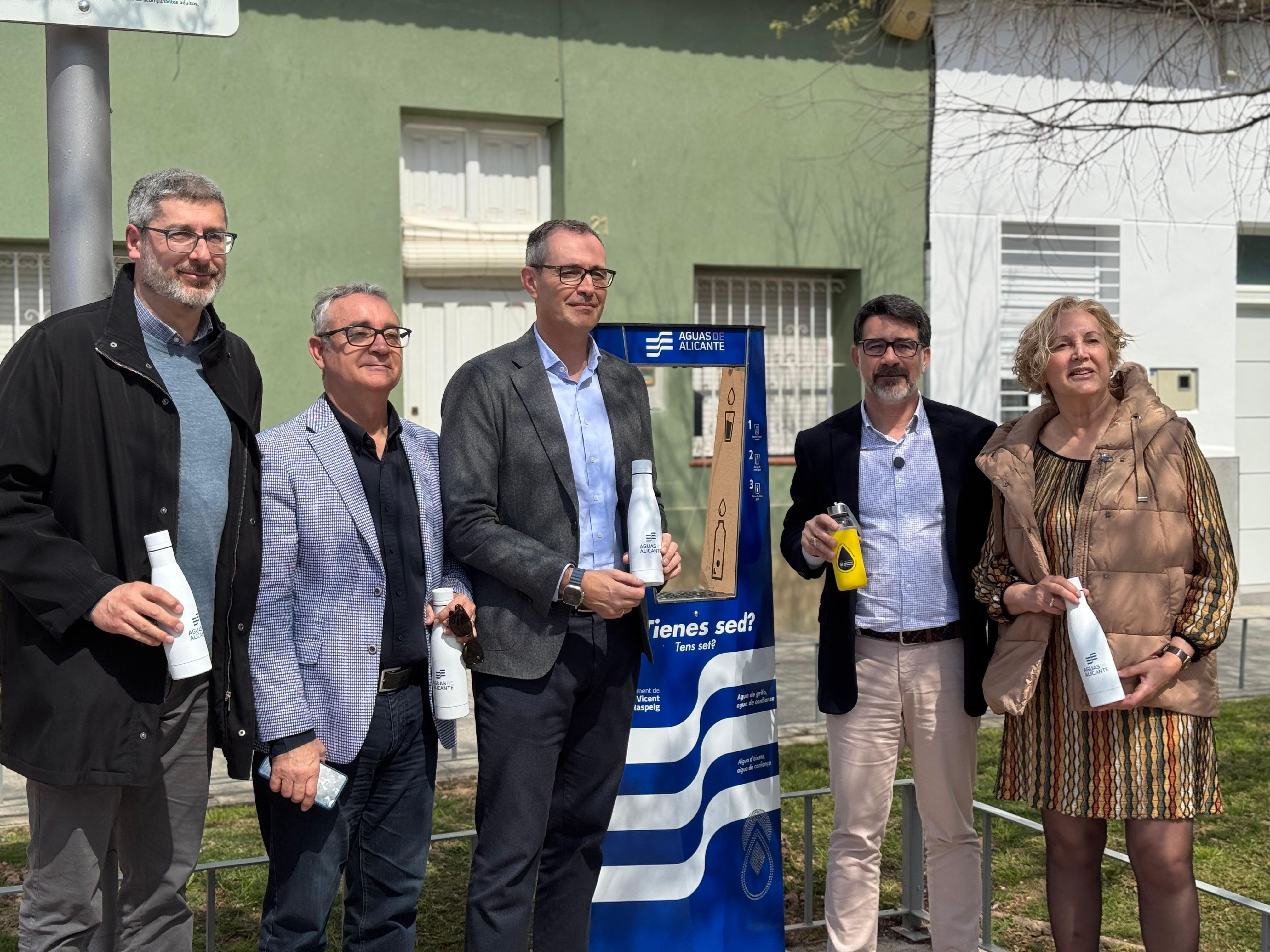 Aguas de Alicante y el ayuntamiento de San Vicente instalan cuatro dispensadores de agua fresca Aguas de Alicante y el ayuntamiento de San Vicente instalan cuatro dispensadores de agua fresca