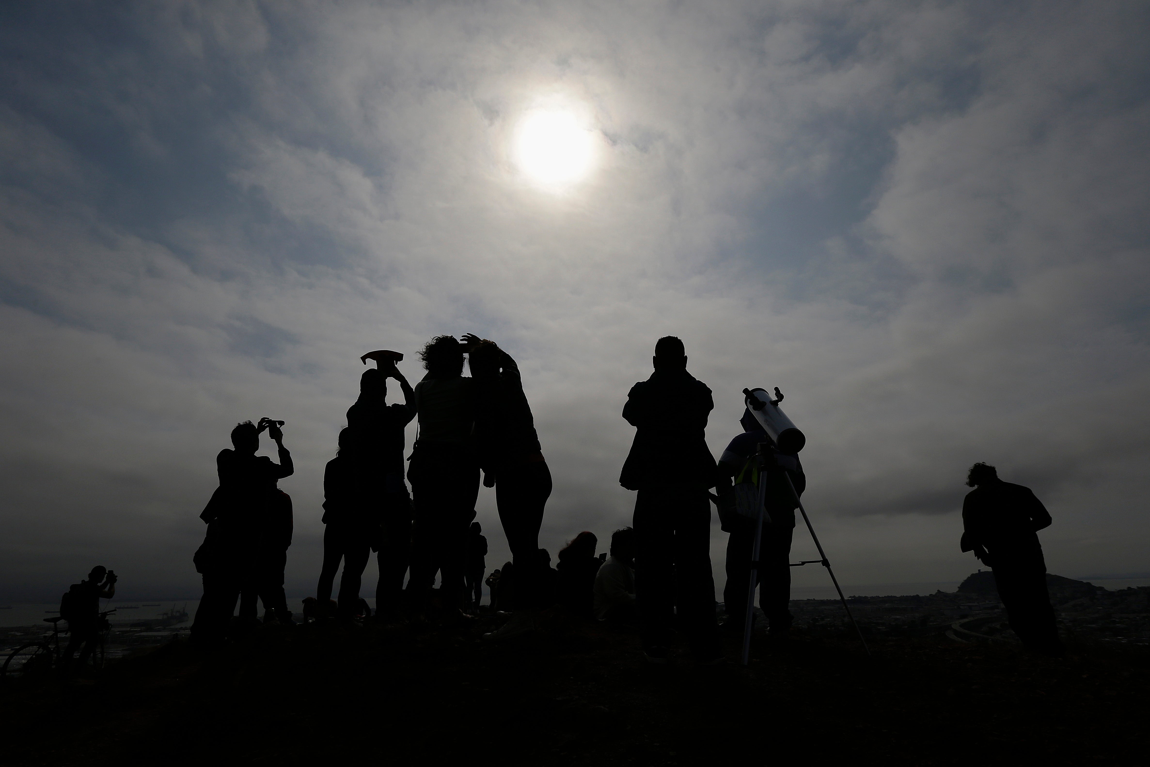 Varias personas mirando un eclipse solar desde las montañas de Bernal Heights en San Francisco en agosto de 2017 Varias personas mirando un eclipse solar desde las montañas de Bernal Heights en San Francisco en agosto de 2017