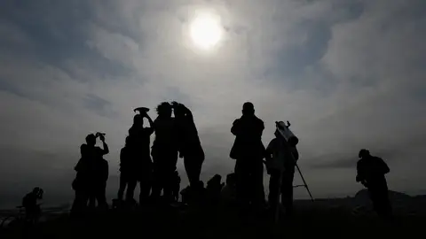 Varias personas mirando un eclipse solar desde las montañas de Bernal Heights en San Francisco en agosto de 2017 Varias personas mirando un eclipse solar desde las montañas de Bernal Heights en San Francisco en agosto de 2017