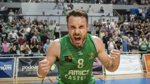 Joan Faner celebra una victoria de Amics Joan Faner celebra una victoria de Amics