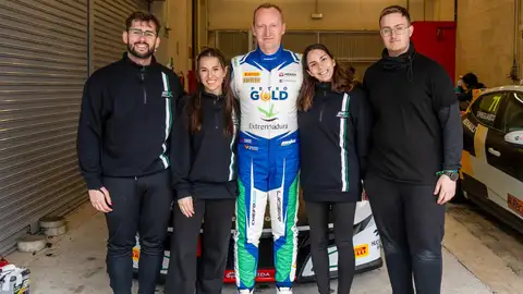 La UEx y el piloto Ángel Santos colaboran para la formación de ingenieros con prácticas en carreras de circuitos La UEx y el piloto Ángel Santos colaboran para la formación de ingenieros con prácticas en carreras de circuitos