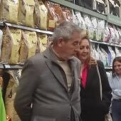 El alcalde de Valdepeñas, Jesús Martín, en la inauguración de un nuevo establecimiento comercial