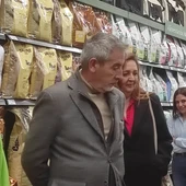 El alcalde de Valdepeñas, Jesús Martín, en la inauguración de un nuevo establecimiento comercial El alcalde de Valdepeñas, Jesús Martín, en la inauguración de un nuevo establecimiento comercial