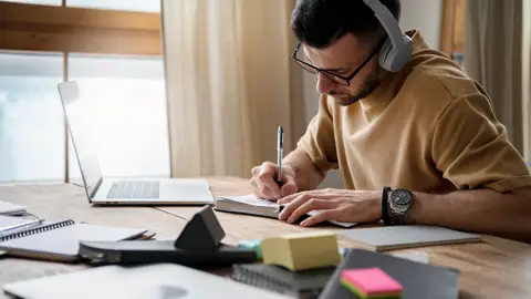 Hombre estudiando Hombre estudiando