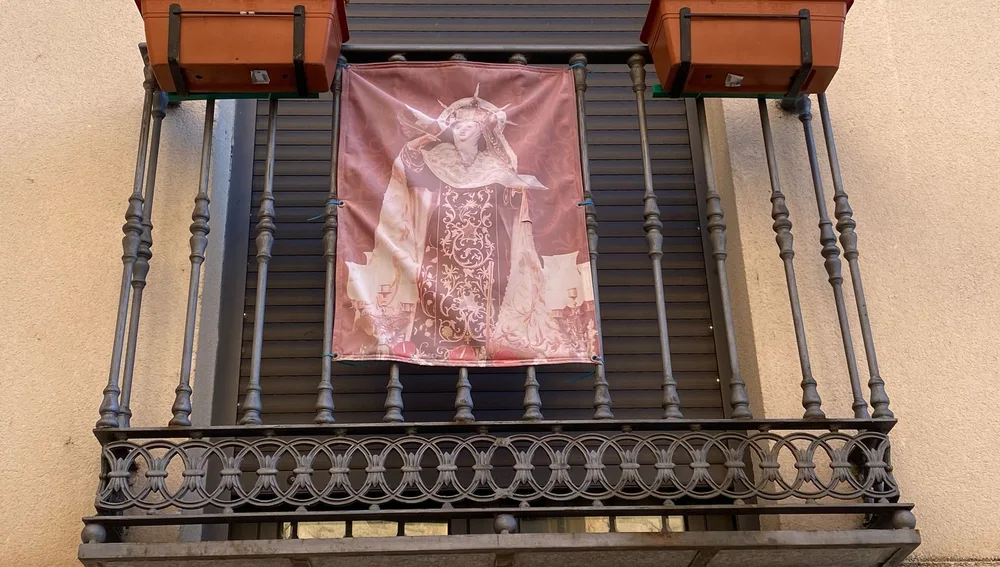 Balcón decorado con un estandarte de la religiosa Balcón decorado con un estandarte de la religiosa
