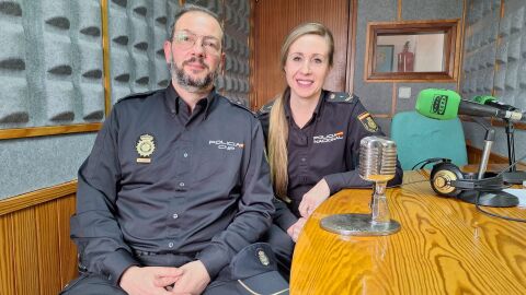 Carlos Mu&ntilde;oz y Lidia Romero de la Polic&iacute;a Nacional