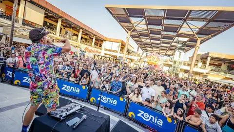 El Centro Comercial Zenia Boulevard recibe un premio en el Smile Festival por su campaña de reinauguración 'La RevoluZión de Zenia' El Centro Comercial Zenia Boulevard recibe un premio en el Smile Festival por su campaña de reinauguración 'La RevoluZión de Zenia'