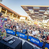 El Centro Comercial Zenia Boulevard recibe un premio en el Smile Festival por su campaña de reinauguración 'La RevoluZión de Zenia' El Centro Comercial Zenia Boulevard recibe un premio en el Smile Festival por su campaña de reinauguración 'La RevoluZión de Zenia'