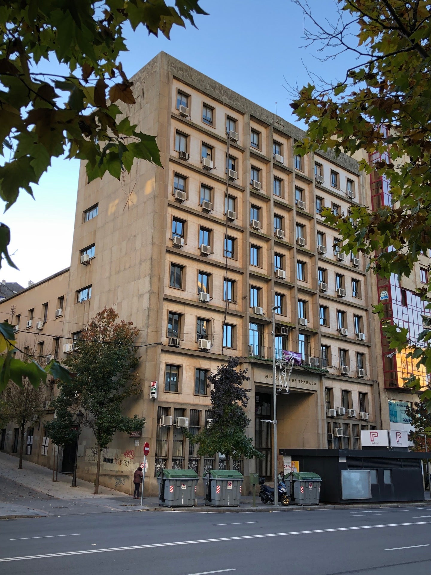 El Estado licita la retirada de símbolos franquistas en antiguo sindicato vertical de Cáceres El Estado licita la retirada de símbolos franquistas en antiguo sindicato vertical de Cáceres