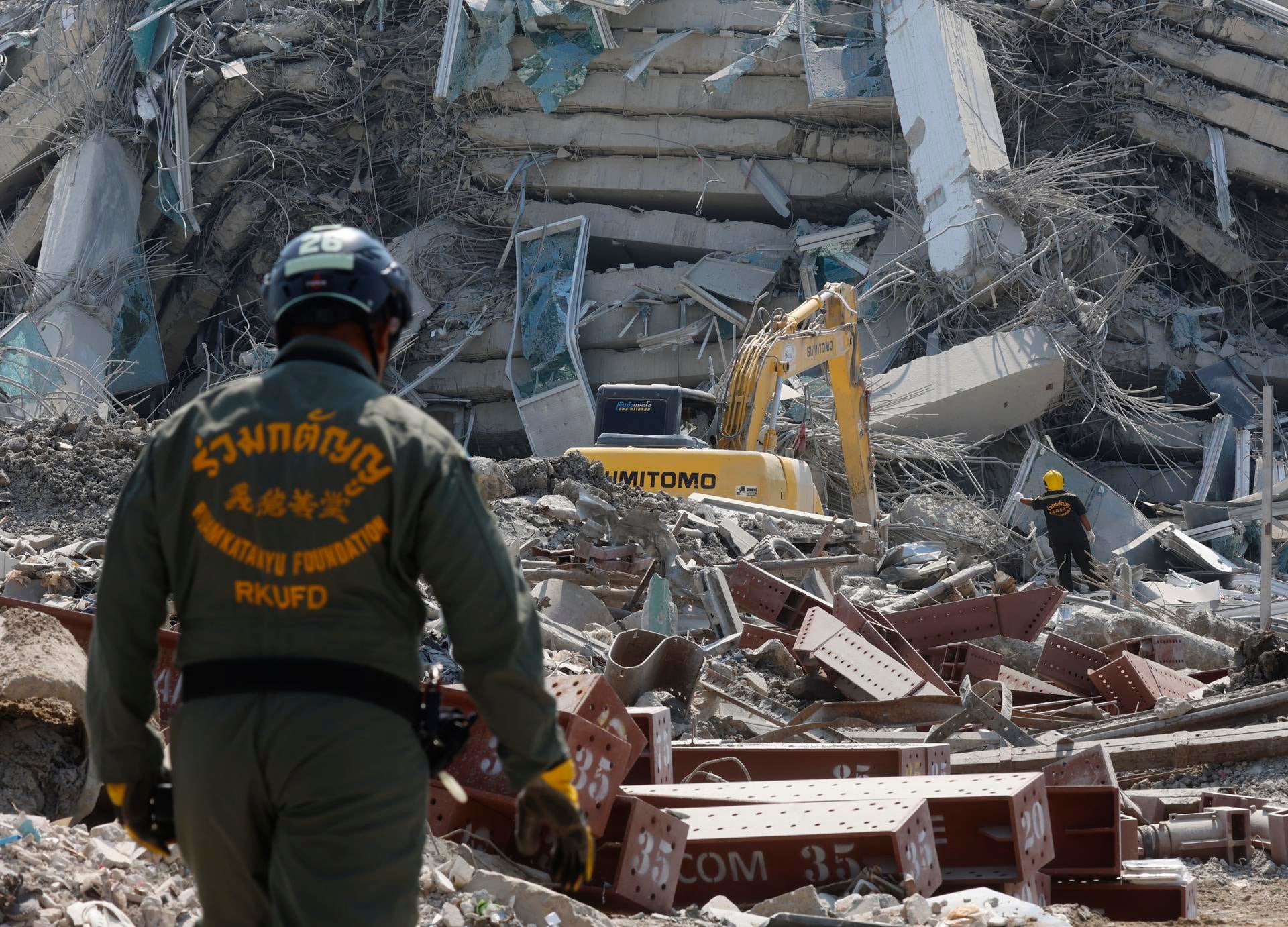 Un fuerte terremoto de magnitud 7,7 provoca graves daños en Birmania Un fuerte terremoto de magnitud 7,7 provoca graves daños en Birmania