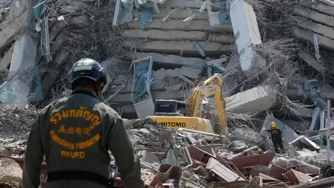 Un fuerte terremoto de magnitud 7,7 provoca graves daños en Birmania Un fuerte terremoto de magnitud 7,7 provoca graves daños en Birmania