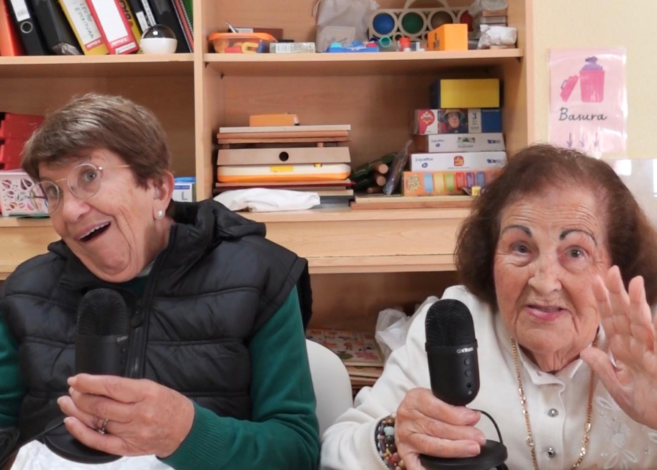 Los ancianos de la residencia de Villajoyosa (Alicante) se embarcan en podcast para debatir temas de actualidad y compartir sus experiencias de vida Los ancianos de la residencia de Villajoyosa (Alicante) se embarcan en podcast para debatir temas de actualidad y compartir sus experiencias de vida