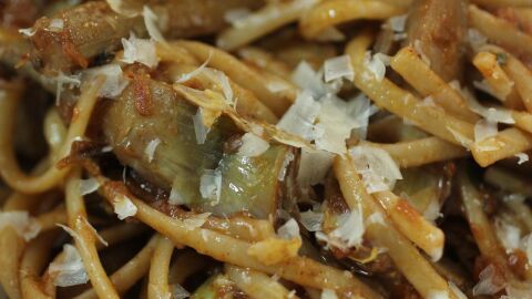 Pasta con alcachofas, salchichas y vino.