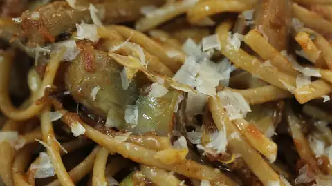 Pasta con alcachofas, salchichas y vino. Pasta con alcachofas, salchichas y vino.