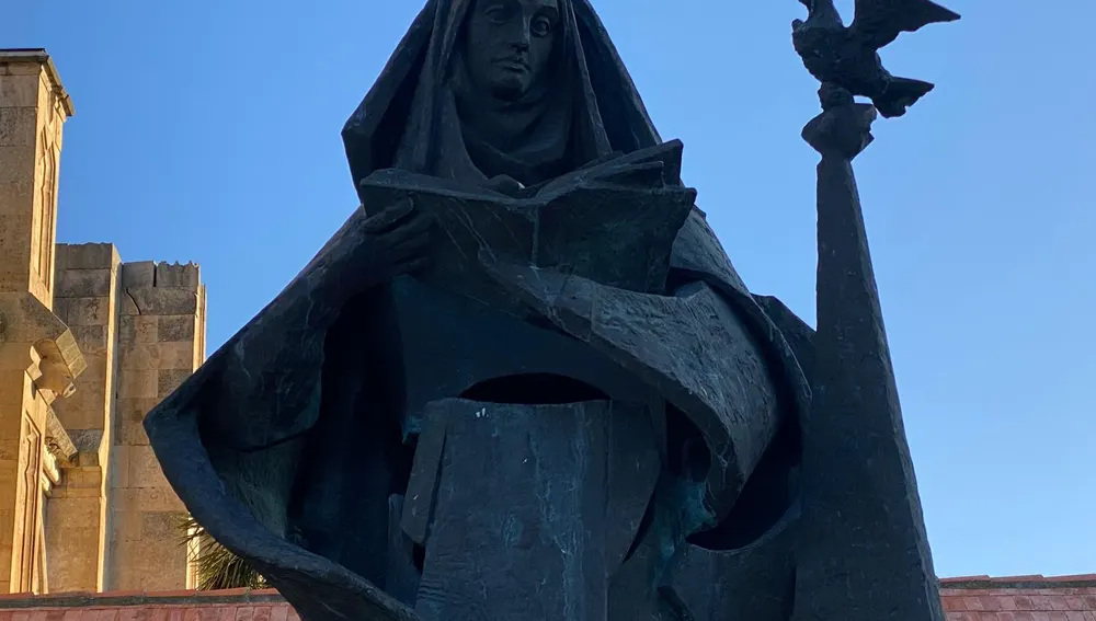 Escultura de Santa Teresa en Alba de Tormes Escultura de Santa Teresa en Alba de Tormes
