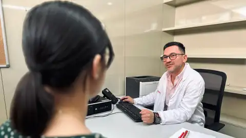 El Dr. Mahecha en su consulta El Dr. Mahecha en su consulta