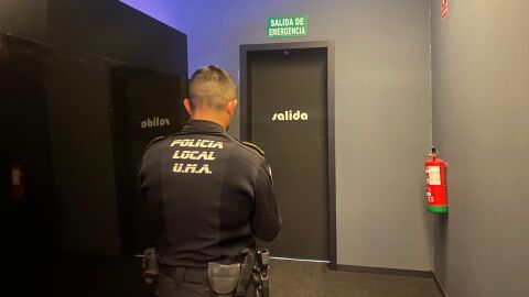 Agente de la Polic&iacute;a Local de Elche en uno de los locales inspeccionados.