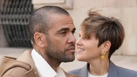 El futbolista Dani Alves junto a su abogada Inés Guardiola, en una imagen de archivo. El futbolista Dani Alves junto a su abogada Inés Guardiola, en una imagen de archivo.