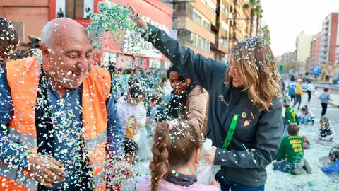 El coso multicolor llena las calles de la ciudad con 5.500 kg de confeti El coso multicolor llena las calles de la ciudad con 5.500 kg de confeti