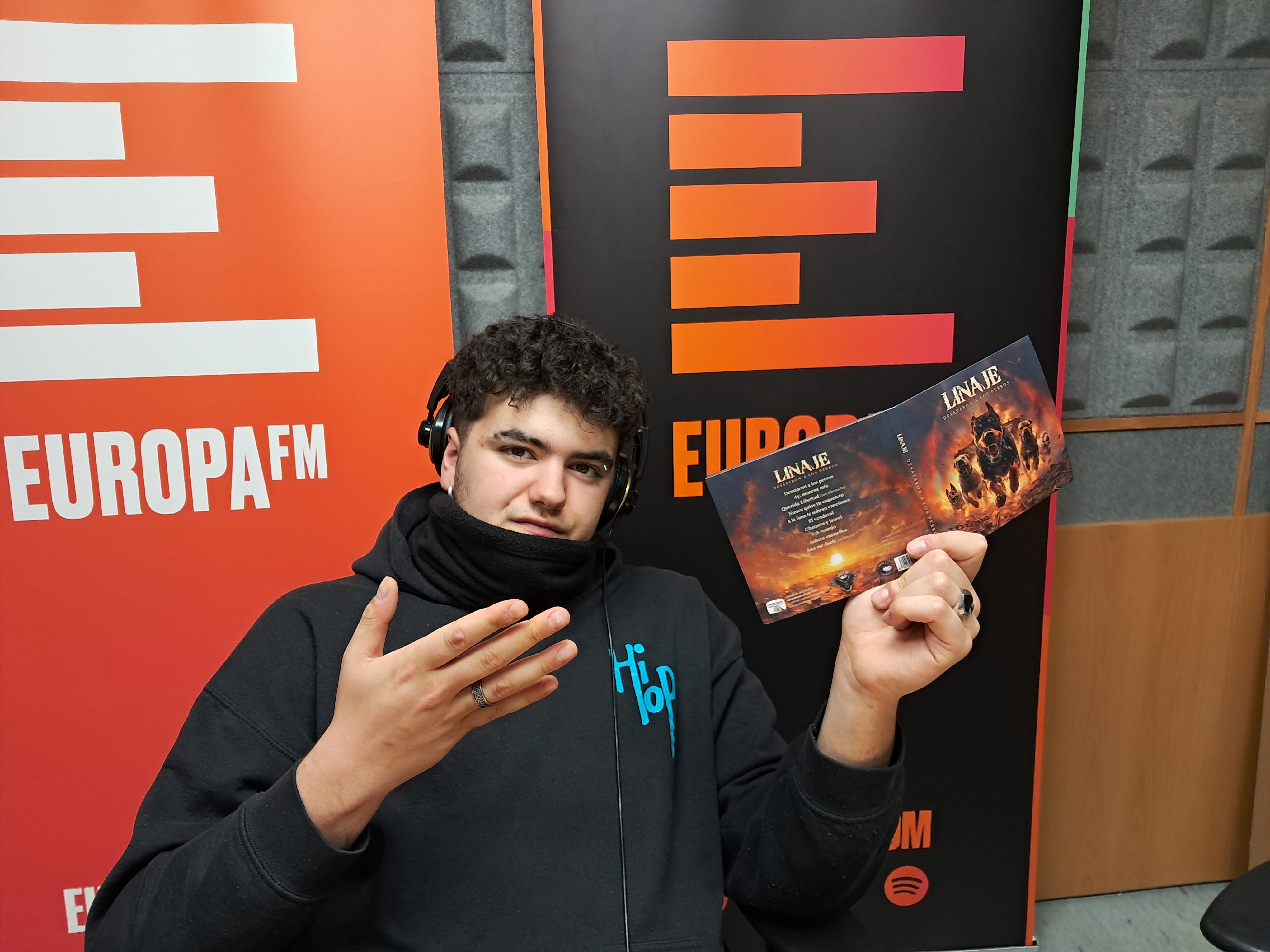 Linaje presenta su primer disco "Desataron a los perros" Linaje presenta su primer disco "Desataron a los perros"