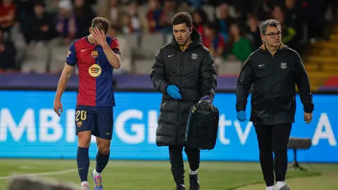 Dani Olmo tiene que abandonar el terreno de juego en el partido FC Barcelona-Osasuna