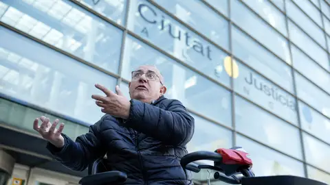 Ernesto Martínez, tío de Elizabeth Gil, la única desaparecida que no ha sido aún dada oficialmente por fallecida, este viernes a las puertas de la Ciudad de la Justicia Ernesto Martínez, tío de Elizabeth Gil, la única desaparecida que no ha sido aún dada oficialmente por fallecida, este viernes a las puertas de la Ciudad de la Justicia/ EFE/Biel Aliño