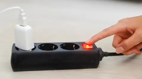 Imagen de archivo de una regleta de enchufes. Imagen de archivo de una regleta de enchufes.