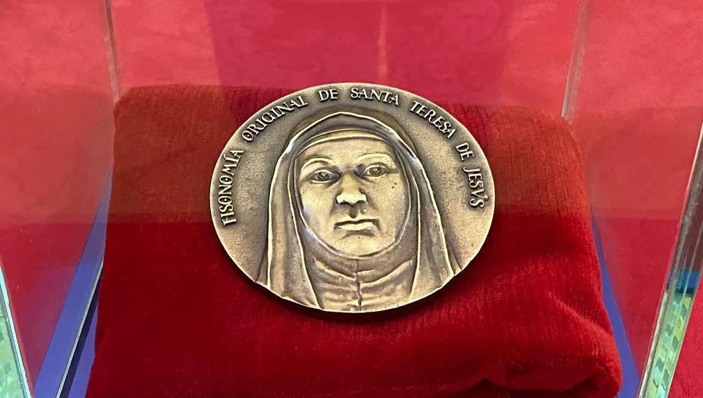 Medallón con la cara de Santa Teresa Medallón con la cara de Santa Teresa