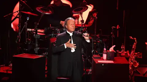 Julio Iglesias durante un concierto