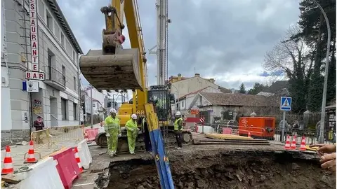 Piden la dimisión de la Subdelegada por intentar desviar el tráfico por las calles de San Rafael El Ayto de El Espinar espera la respuesta del Tribunal Superior de Madrid, al que ha pedido medidas cautelarísimas, para que no se cobre el peaje de la A6 mientras no se restablezca el paso por la N-VI, donde siguen los trabajos para arreglar el socavón que cortaba la travesía de San Rafael el jueves pasado.