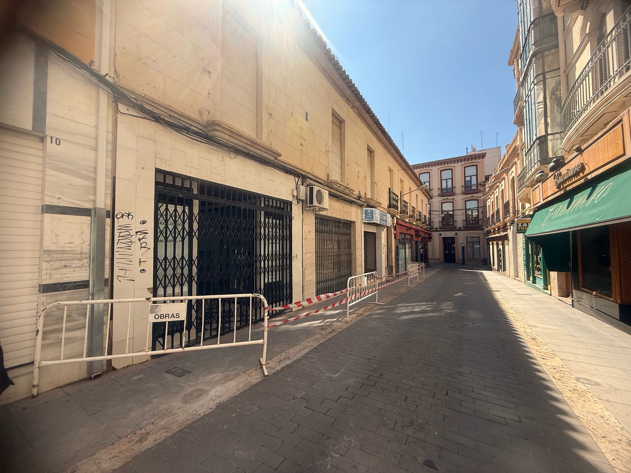 Cambia el proyecto de la Plaza Constitución de Valdepeñas, porque los comercios del edificio a demoler se niegan a irse Cambia el proyecto de la Plaza Constitución de Valdepeñas, porque los comercios del edificio a demoler se niegan a irse