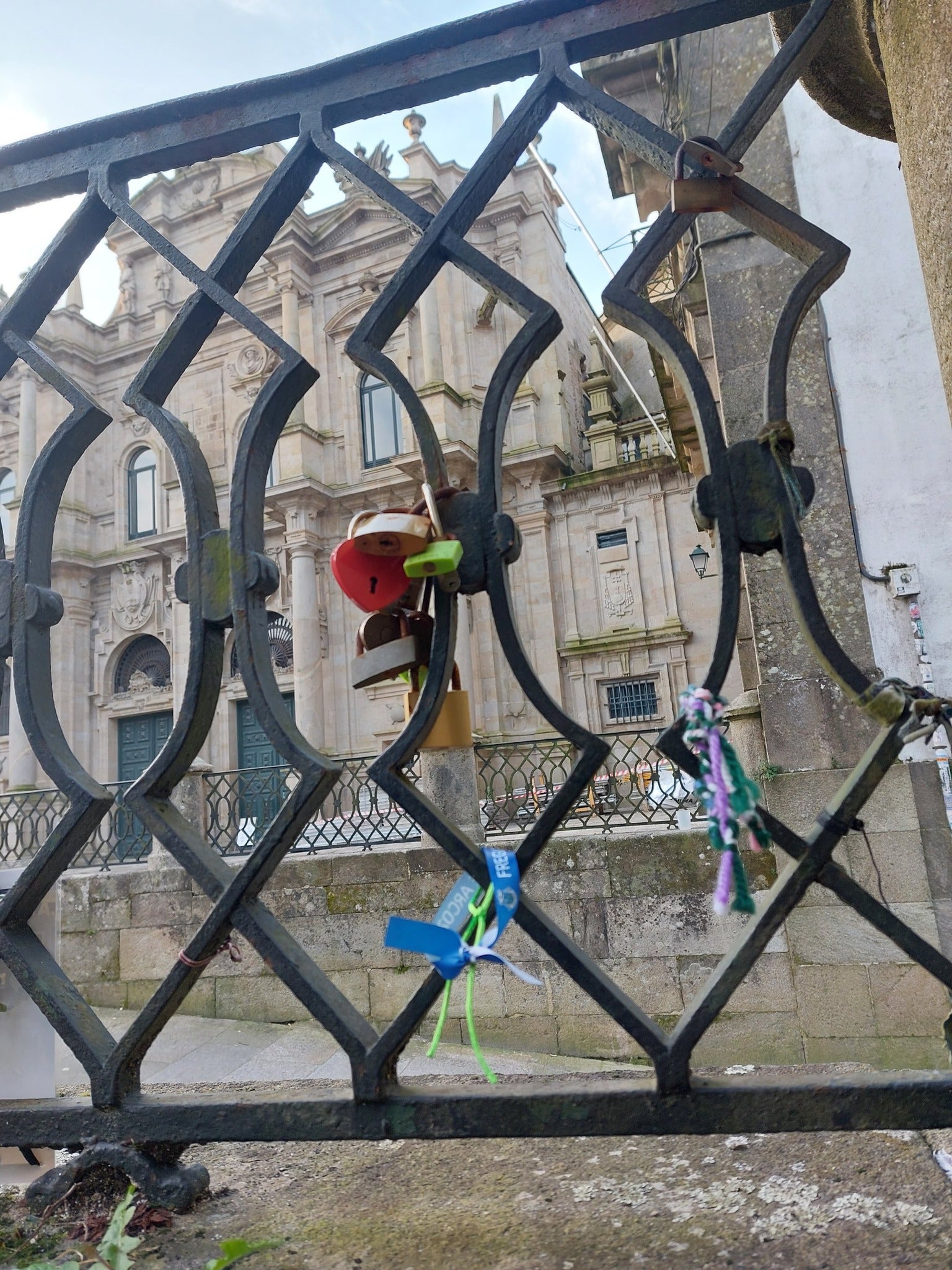 Recomiendan retirar "de inmediato" los "candados del amor" localizados en la praza da Acibachería frente a la Catedral de Santiago "para evitar el efecto llamada" Recomiendan retirar "de inmediato" los "candados del amor" localizados en la praza da Acibachería frente a la Catedral de Santiago "para evitar el efecto llamada"