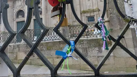 Recomiendan retirar "de inmediato" los "candados del amor" localizados en la praza da Acibachería frente a la Catedral de Santiago "para evitar el efecto llamada" Recomiendan retirar "de inmediato" los "candados del amor" localizados en la praza da Acibachería frente a la Catedral de Santiago "para evitar el efecto llamada"